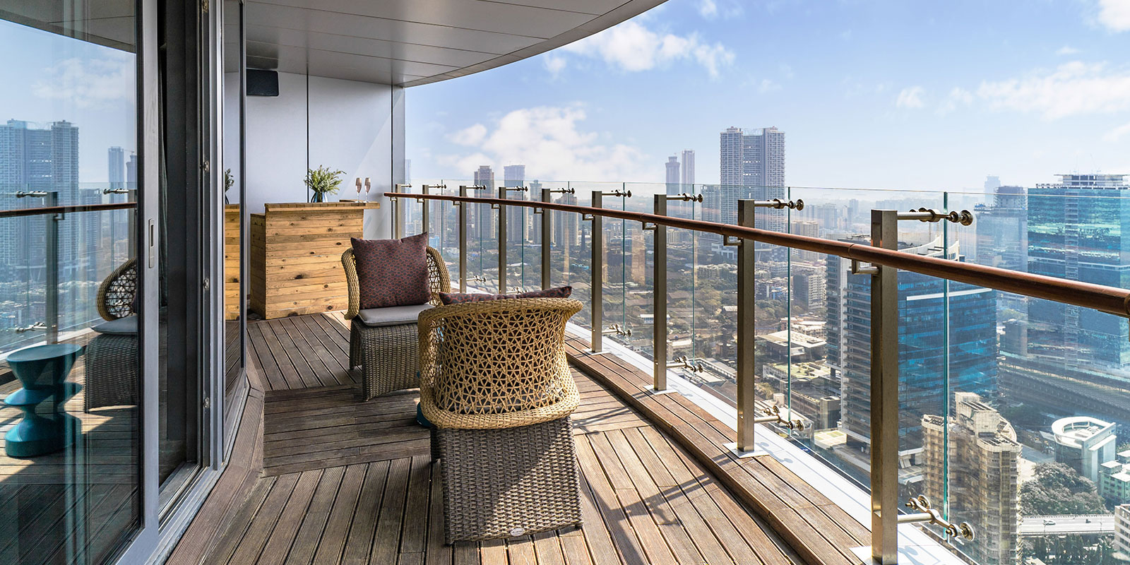 Expansive viewing decks for you to take in the breathtaking views of the city’s skyline.